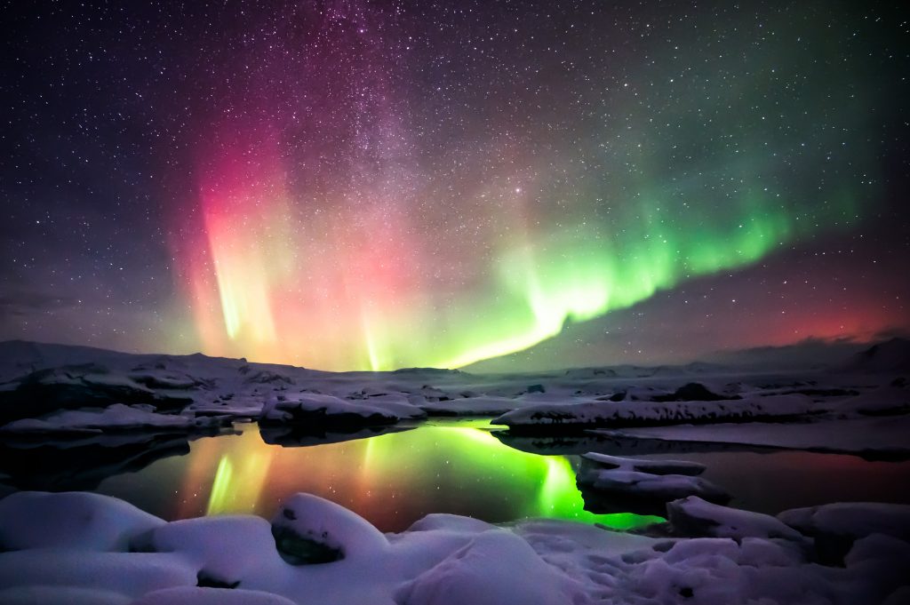 アイスランド　A beautiful green and red aurora dancing over the Jokulsarlon lagoon　shutterstock_241717330 (1)